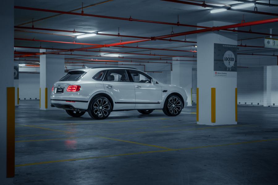  Bentley Bentayga V8 2018 года  (MY) (фото 2 из 17)